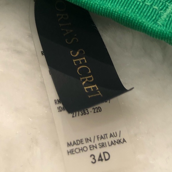 Exposure shot of all my VS bikini bombshells 34D and matching bottoms - Picture 2 of 16